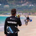 Commencer le kitesurf à Tarifa : guide et astuces
